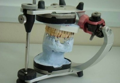 Так зубной техник воспроизводит движения челюсти пациента