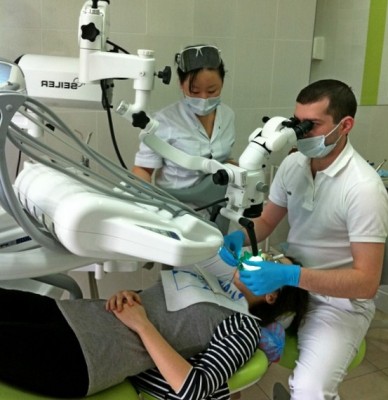 Зрить в корень позволяют стоматологический микроскоп