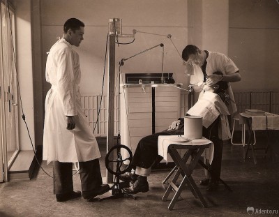 Первые массово выпускаемые механизированные стоматологические установки выглядели именно так