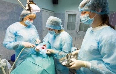 Бригада хирургов-стоматологов на операции