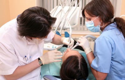 Врач-стоматолог сумеет помочь