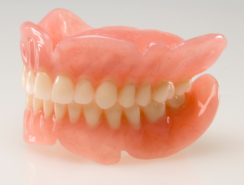 Безметалловые зубные протезы