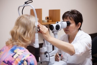 Тромбоз сосудов глаз диагностирует офтальмолог