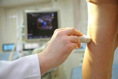 Инструментальная диагностика позволяет изучить поток крови, скорость кровотока и визуализировать тромб
