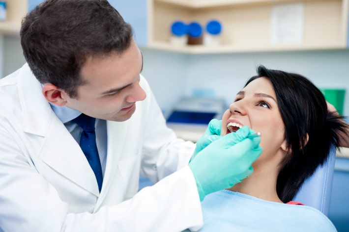 Осмотр полости рта у стоматолога