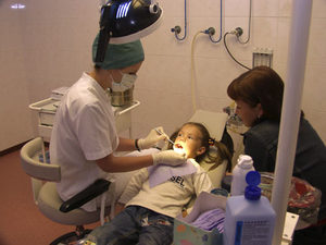 Как врачи лечат детям зубы